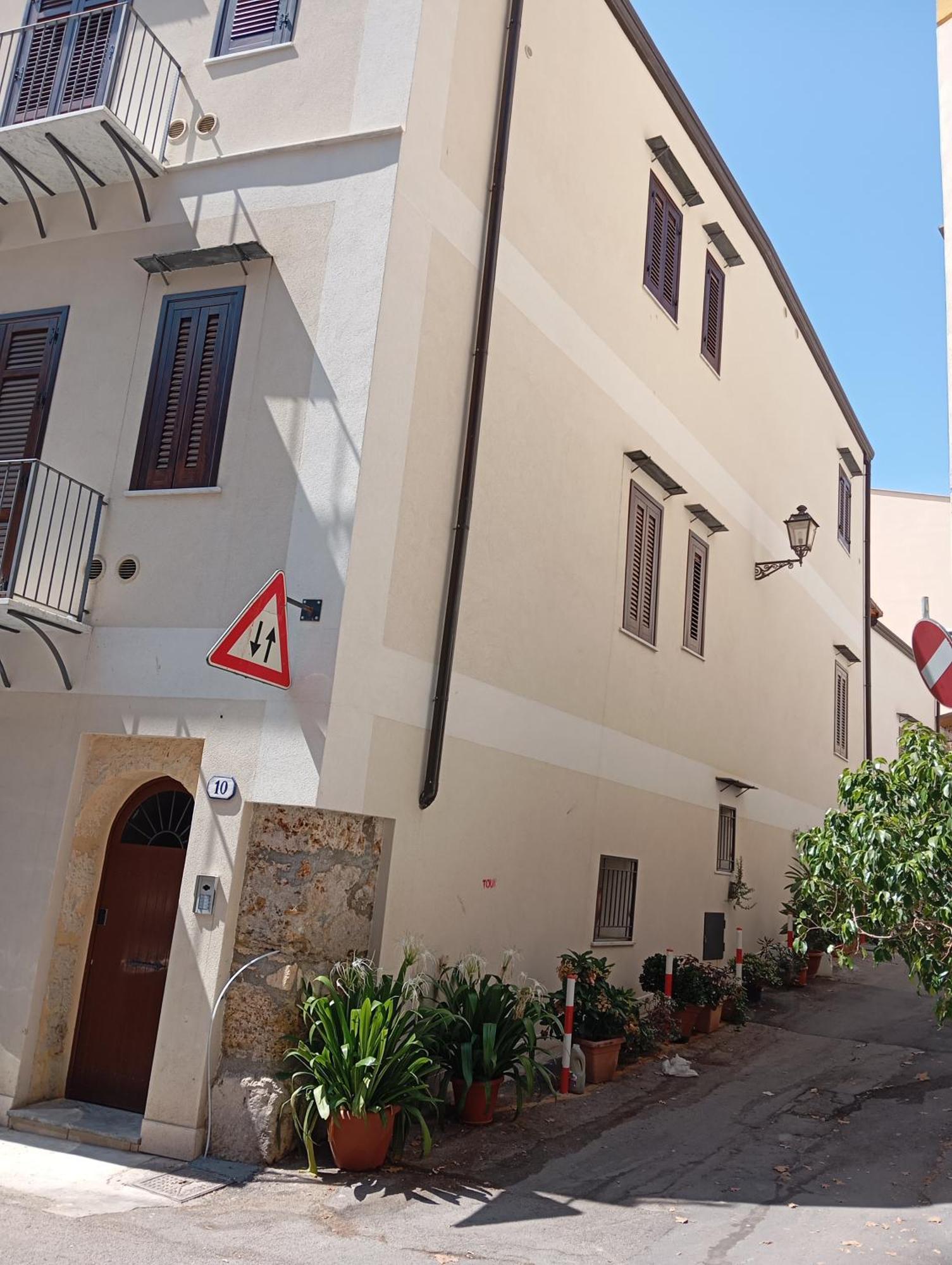 Aura's Palermo